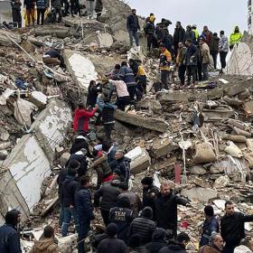 Земетресението в Турция: 2200 жертви, хиляди ранени, разтърсващи снимки и видеа 