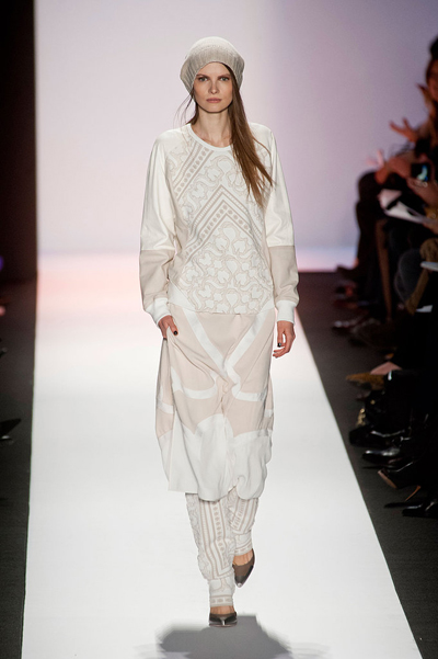 БялоЧисто белите визии са предпочитани през есента на 2013-та, независимо дали са комбинация от палто с джинси или пола с пуловер. BCBG Max Azria